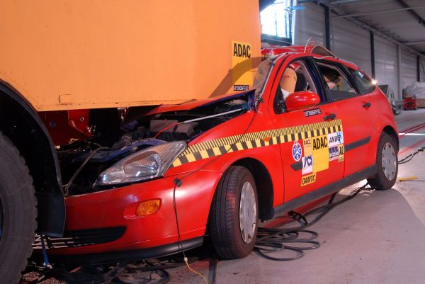 TCS: Les	dispositifs  de  protection  déficients  des  camions  menacent  les automobilistes